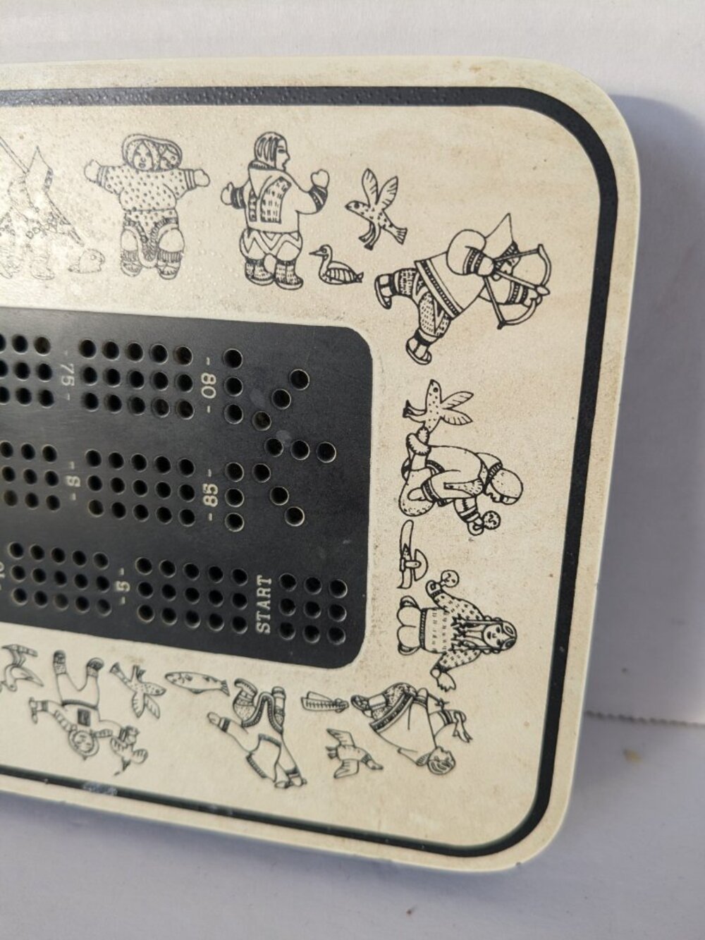 Vintage BOMA Cribbage Board – Made in Canada – Inuit Motif – Includes 9 Pegs - Picture 5 of 13